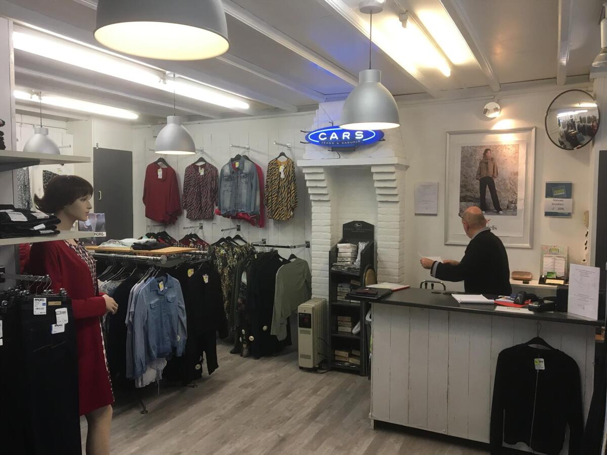 Winkelpand gelegen in de kern van Veldhoven-dorp aan de Rapportstraat 18 te Veldhoven, het object is momenteel in gebruik als kledingzaak. 