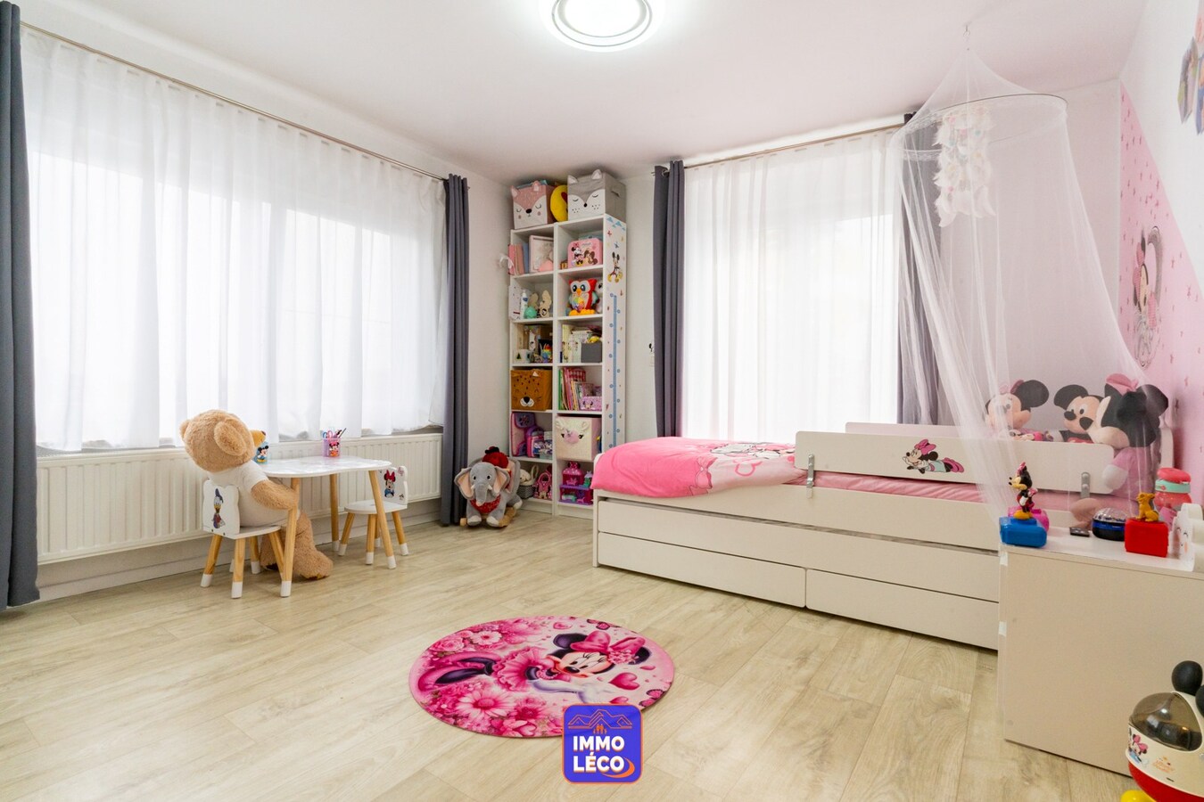 3 façades rénovée avec garage, parking 2voit. et grand entrepôt attenant ! 