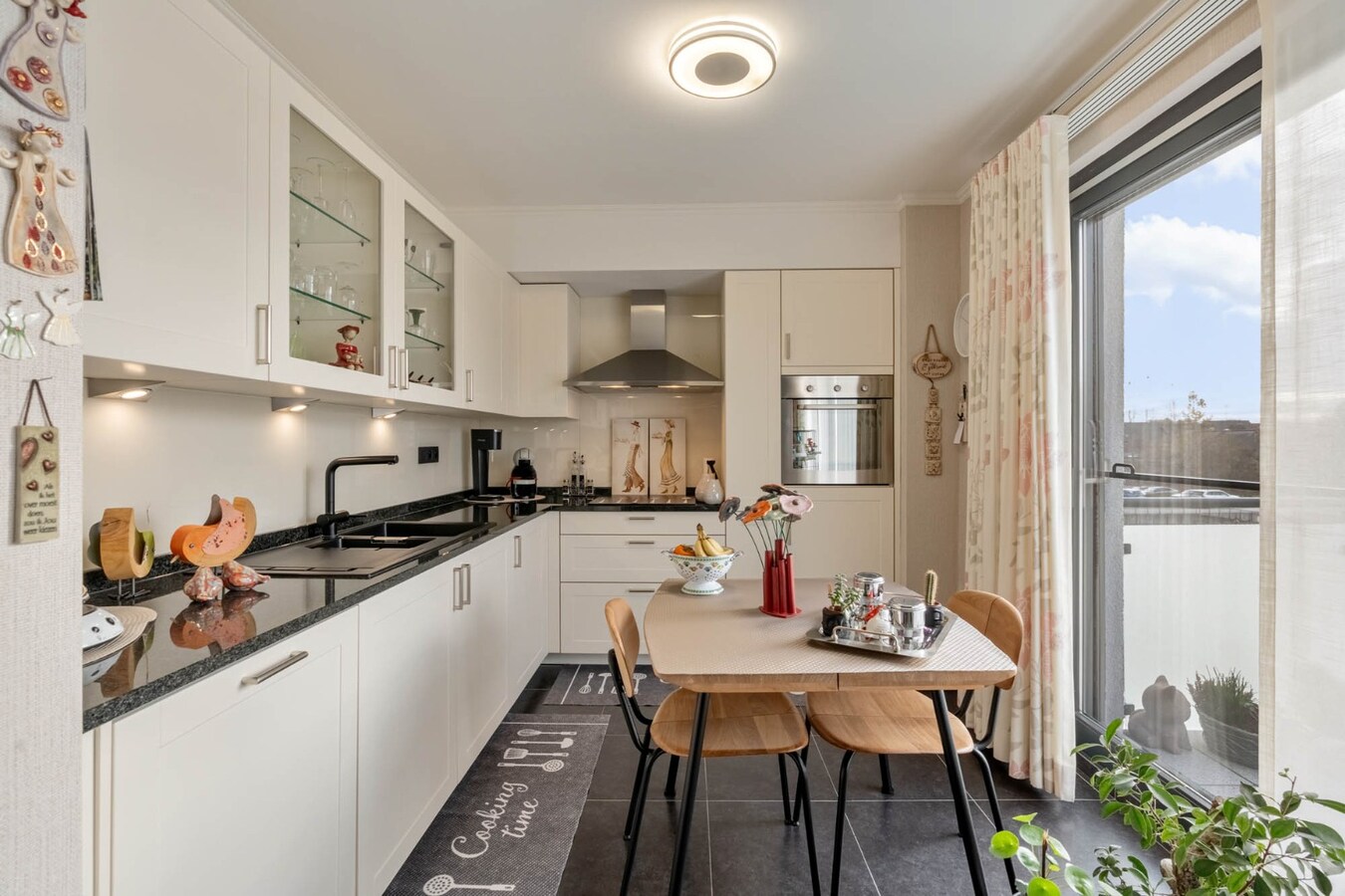 Comfortabel investeringsappartement met 2 slaapkamers en garage, in dorpskern 