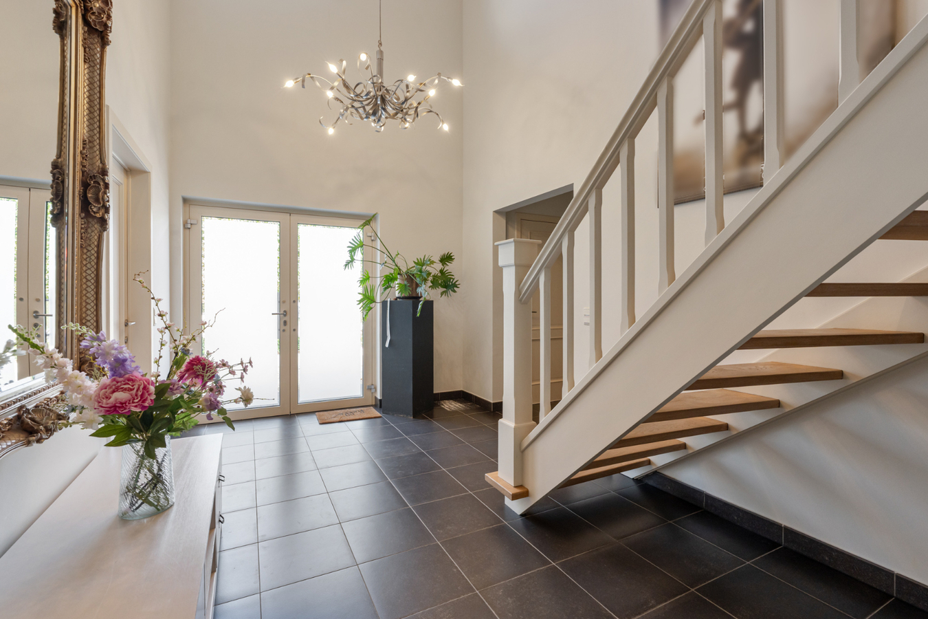 Stijlvolle villa in tijdloze pastorijstijl met zwembad en exclusieve tuinbeleving. 