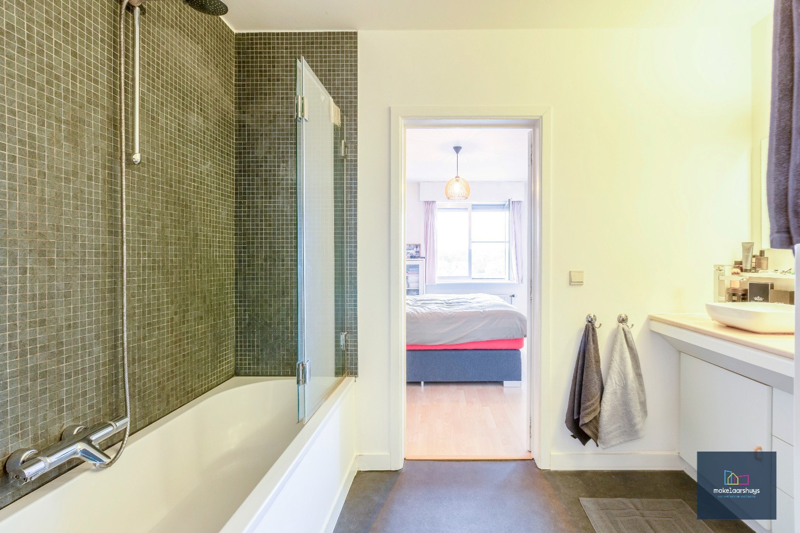 VERKOCHT !!! Heel ruime Instapklare woning in rij  met zonneterras en 2 staanplaatsen 