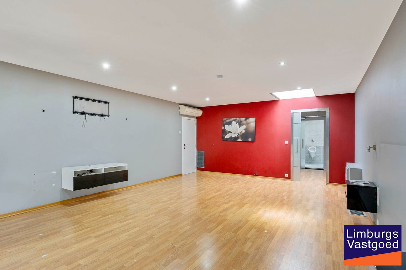 Bedrijfsgebouw met kantoren, magazijnen en woonst - groot 2580 m² 