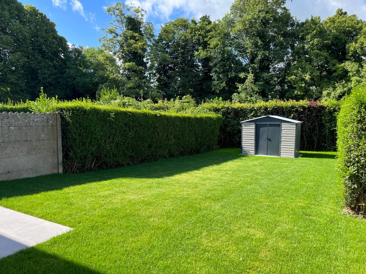 Energetisch gerenoveerde, ruime gesloten bebouwing te Kruisem 