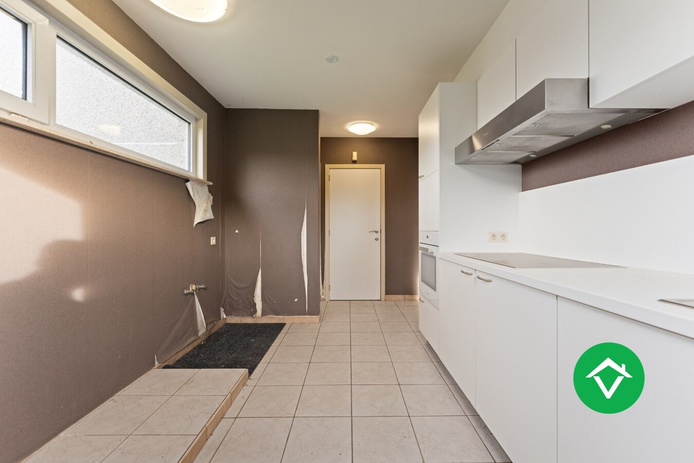 Bedrijfsgebouw met woonst te Ichtegem 