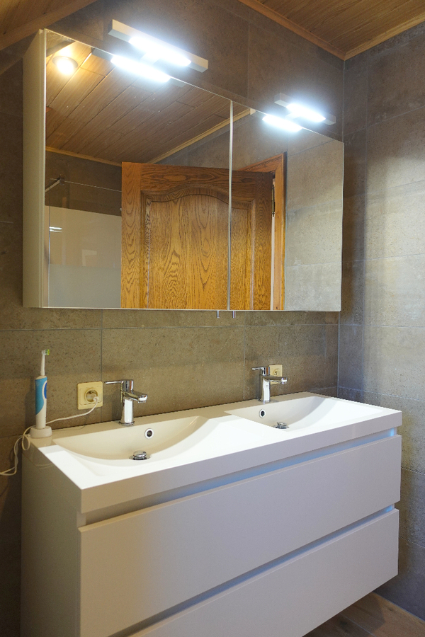 Charmante woning met 2 garages 