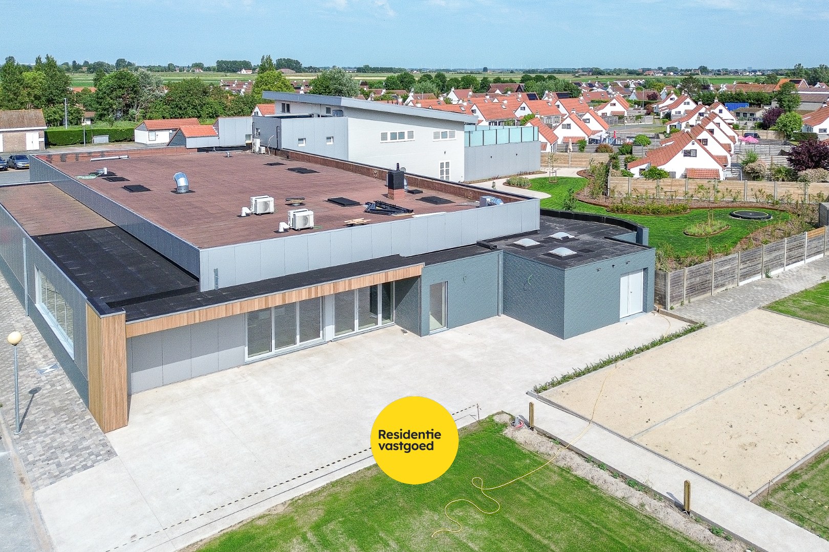 Unieke opportuniteit: horecazaak met 3 padelterreinen, terrassen en tuin te huur! 