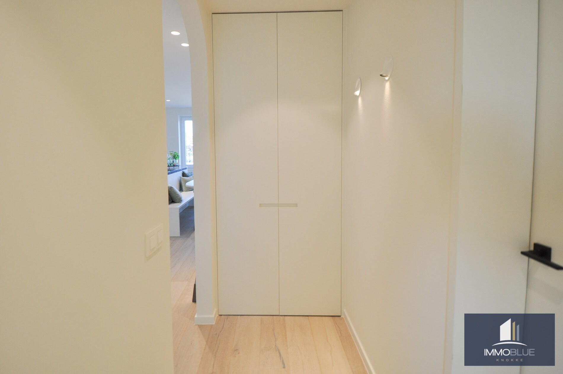 Appartement entièrement rénové et situé au calme, offrant une vue magnifique sur le Zegemeer. 