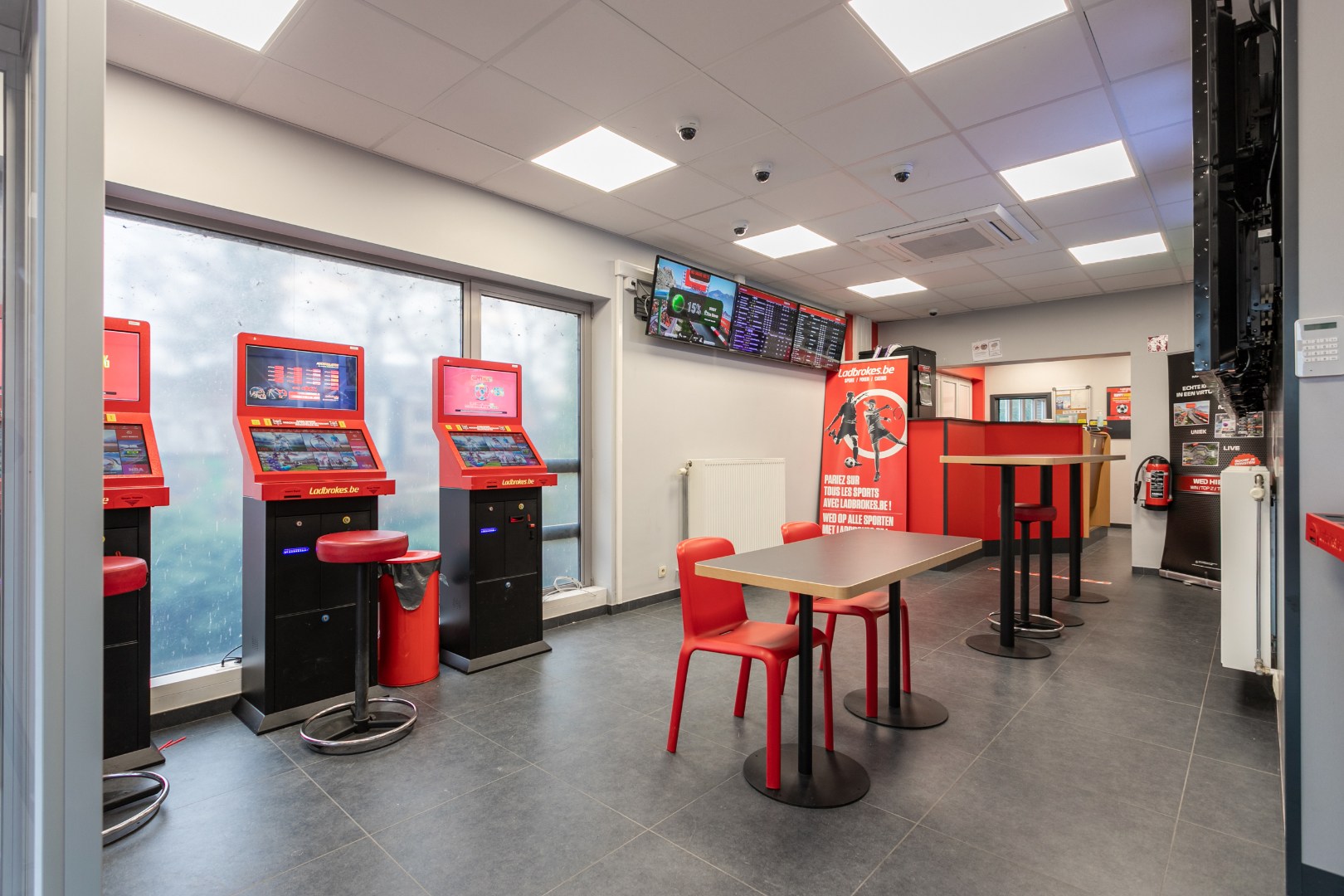 opbrengsteigendom: commercieel glv en 3 appt 