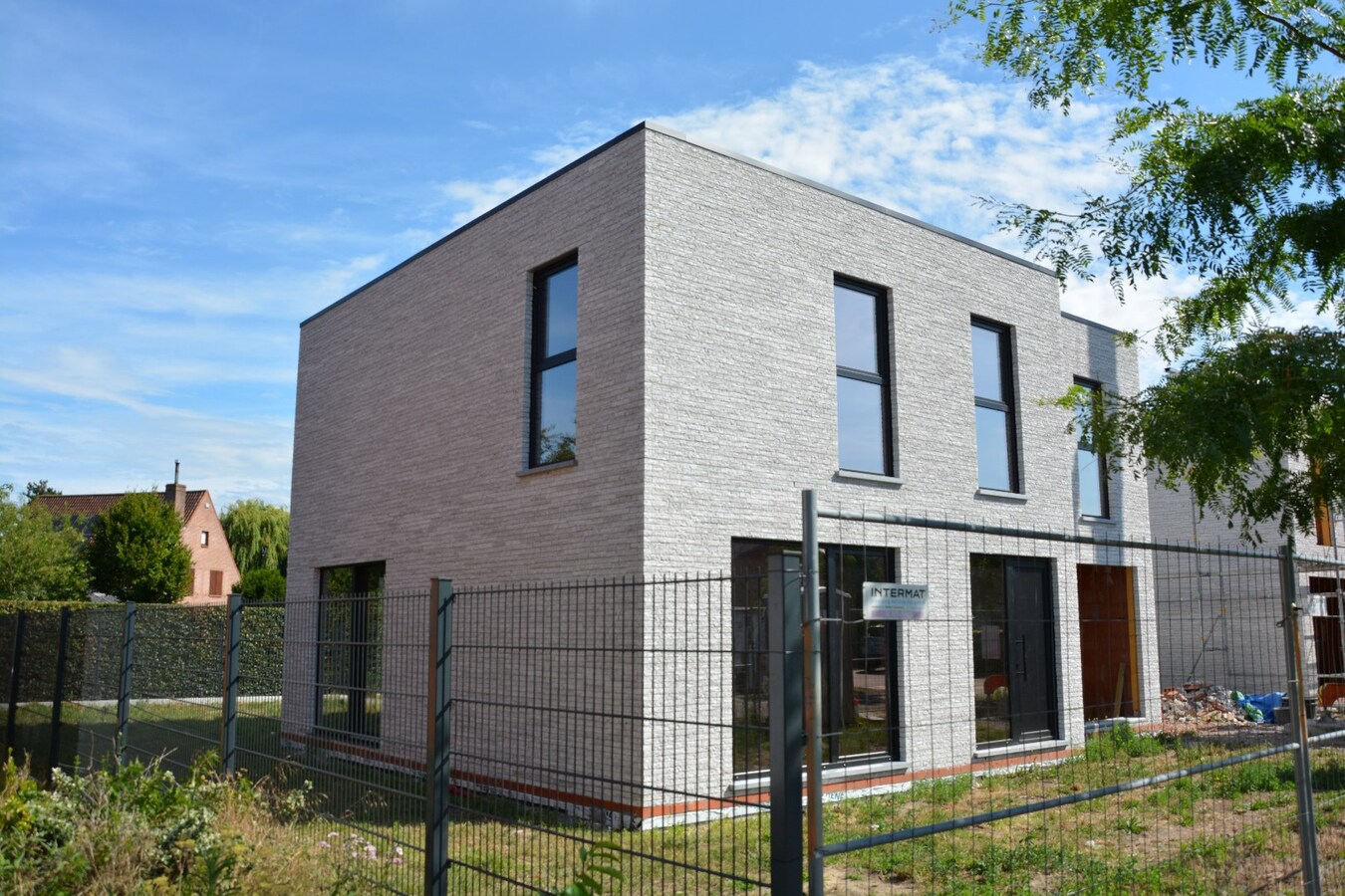 Nieuwbouwwoning op 416 m² – volledig naar eigen smaak af te werken 