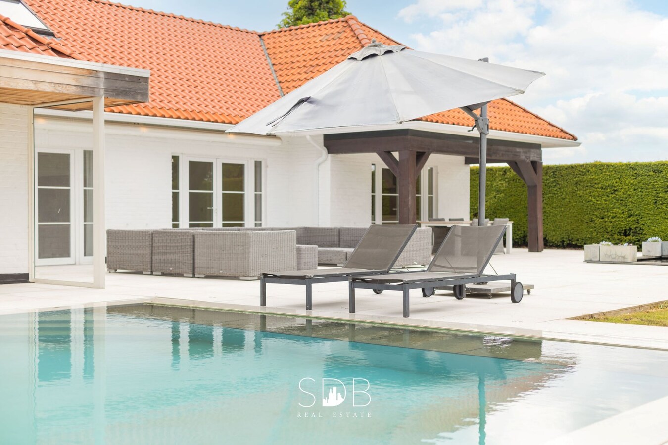 Prachtige villa met zwembad, paardenstallen, paddock en grasland op 1,3HA 