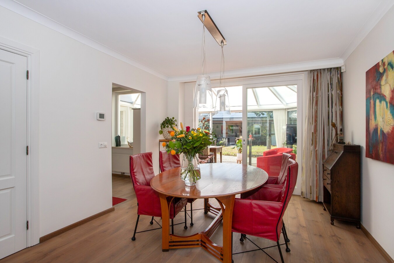 Degelijk gebouwde en perfect onderhouden vrijstaand-geschakelde gezinswoning aan ‘De Lovensbroek’. 