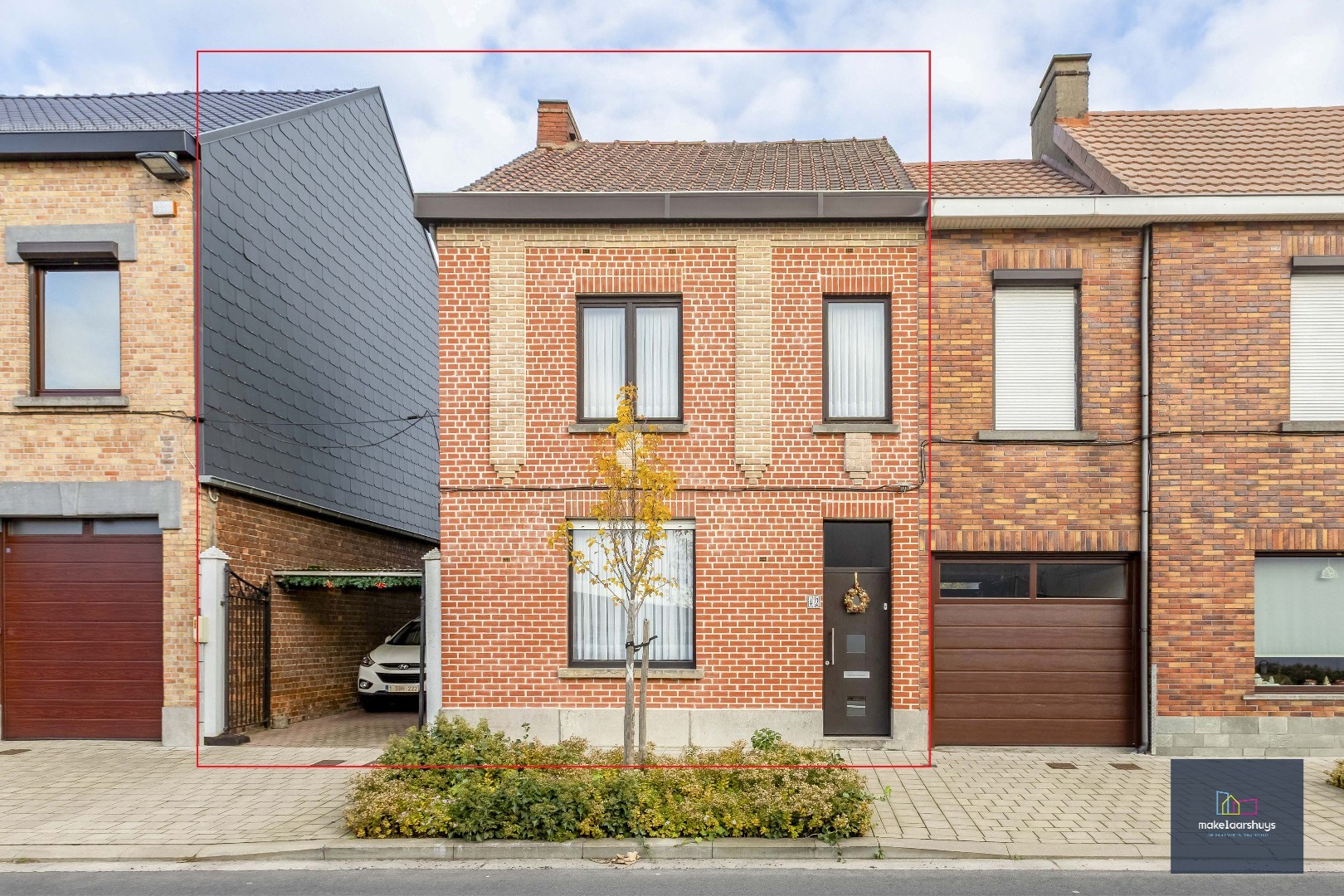 Verzorgde halfopen bebouwing met grote tuin en carport 