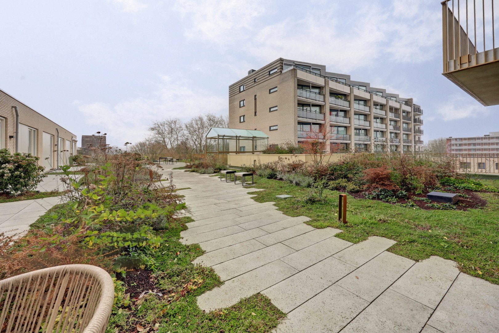 Nieuw en instapklaar 3-kamer appartement op de zevende verdieping met luxe keuken en badkamer, riant uitzicht over de omgeving en naar het centrum van Rotterdam. 