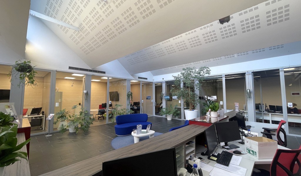 Handelspand te huur in het commercieel centrum van Schoten