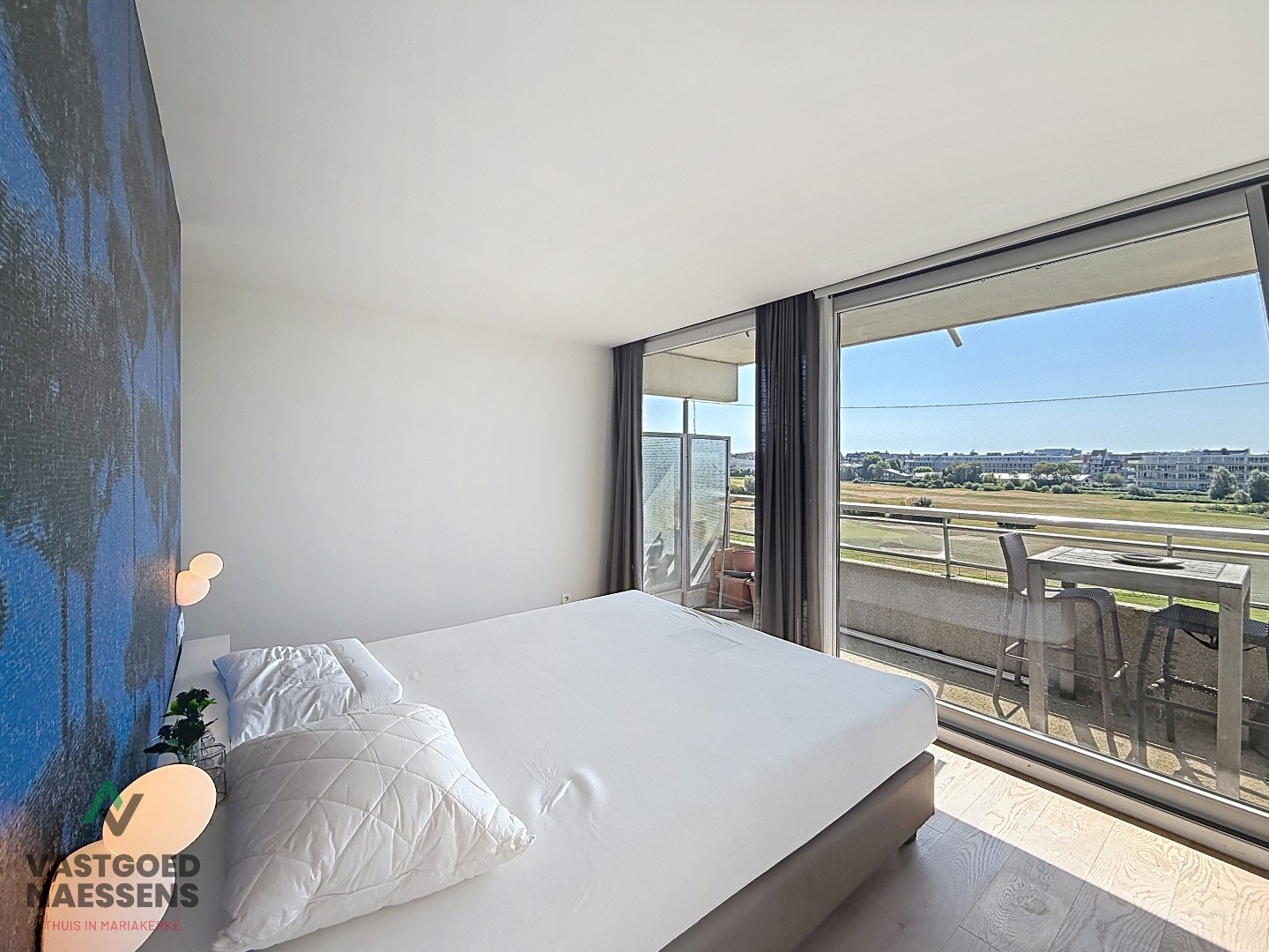 SCHITTEREND VERNIEUWD HOEKAPPARTEMENT – 2 SLPK – TERRASSEN – ZEEZICHT EN ZICHT OP GOLF 