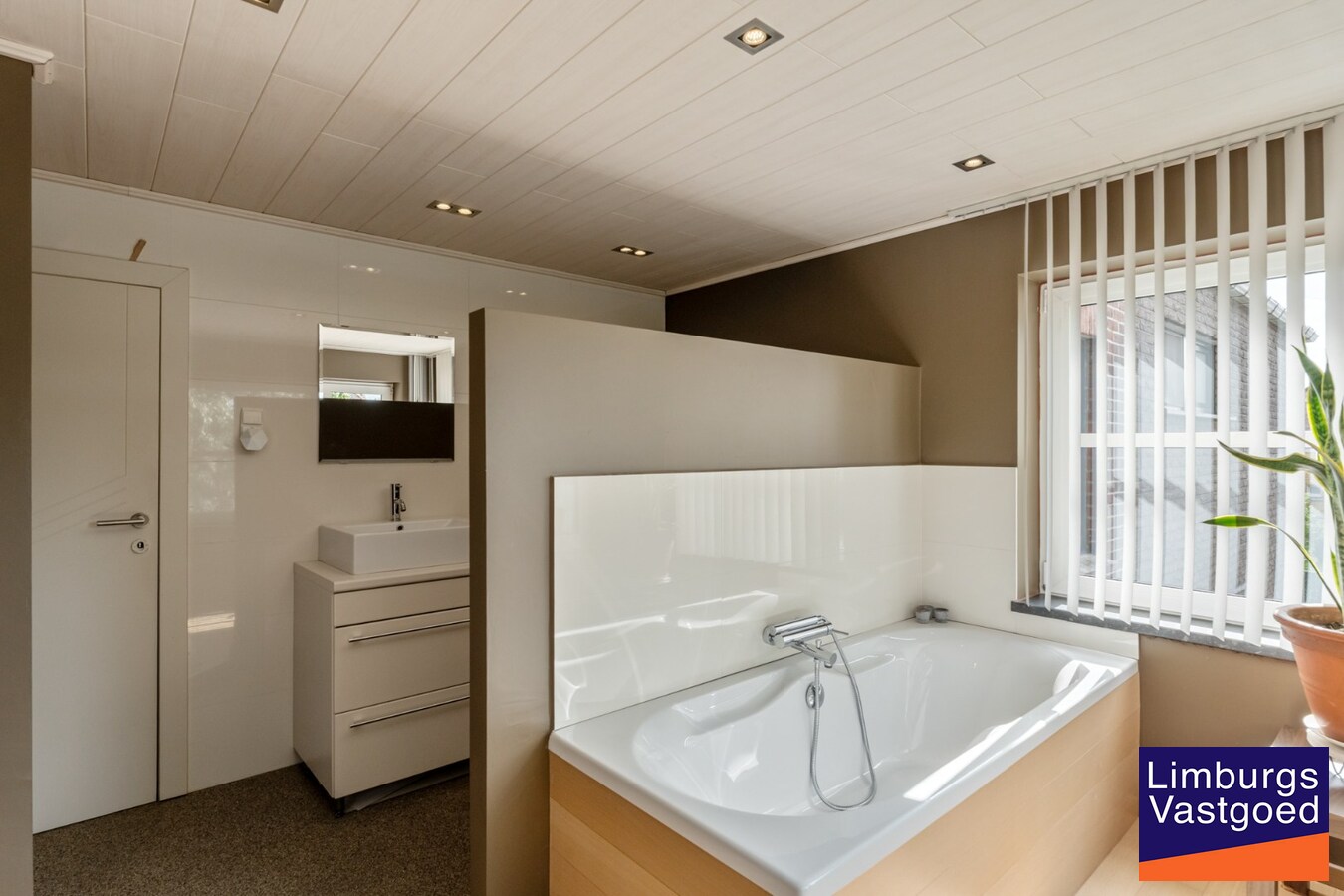Centraal gelegen woning, 3 slpk, 181 m² bewoonbare oppervlakte, 3a 17ca 