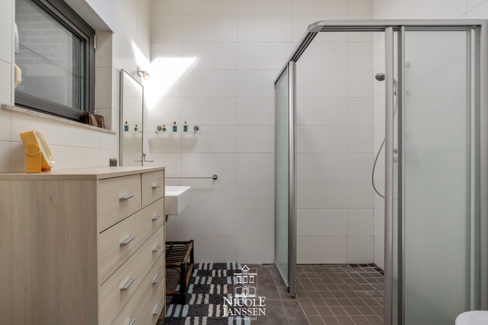 Recente ruime aanbouw met slaapkamer en badkamer