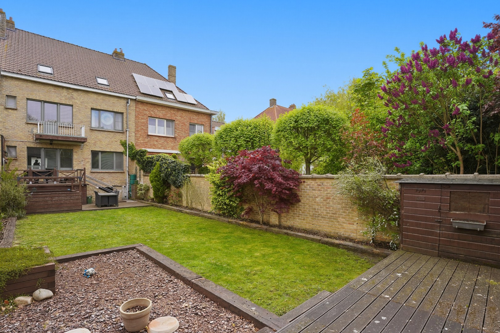 Ruime en instapklare rijwoning in het hart van Nieuwpoort op 284 m² met garage en nieuwe oprit! 