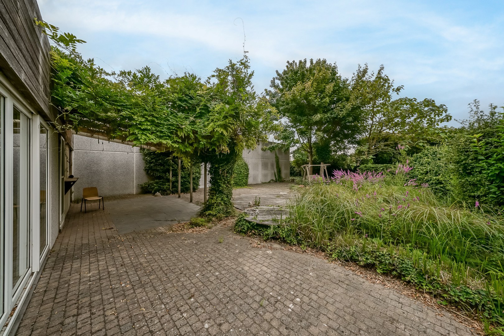 Winkelruimte met magazijn en woonst te Oostende 