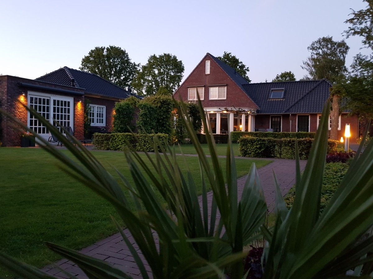 Luxe afgewerkt landhuis met gastenverblijf op een mooie locatie nabij het centrum van Hulsel gelegen op een perceel van 1264 M². 