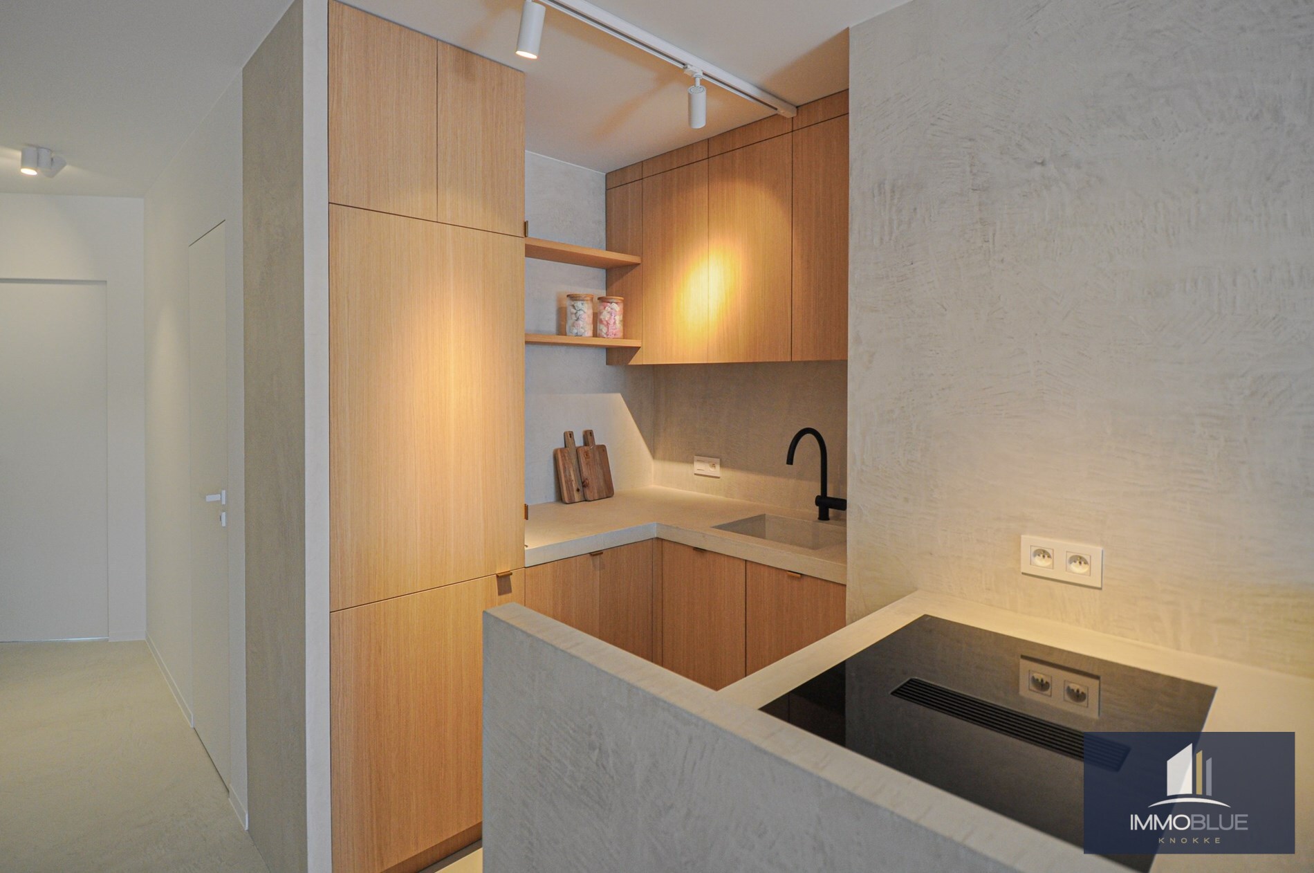 Appartement entièrement rénové avec une grande terrasse ensoleillée. 