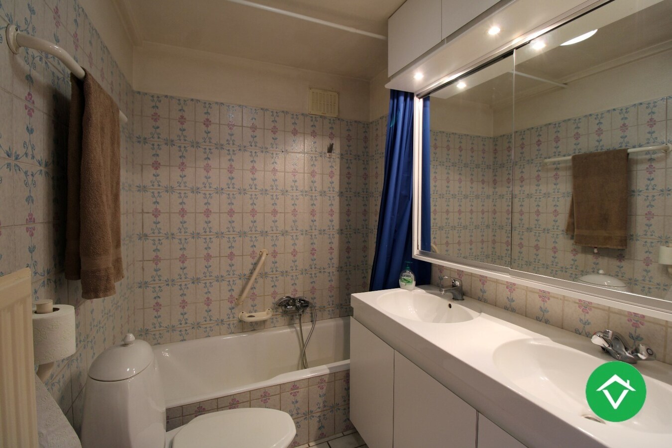 Zonnig appartement met 2 slaapkamers en autostandplaats te centrum Roeselare 