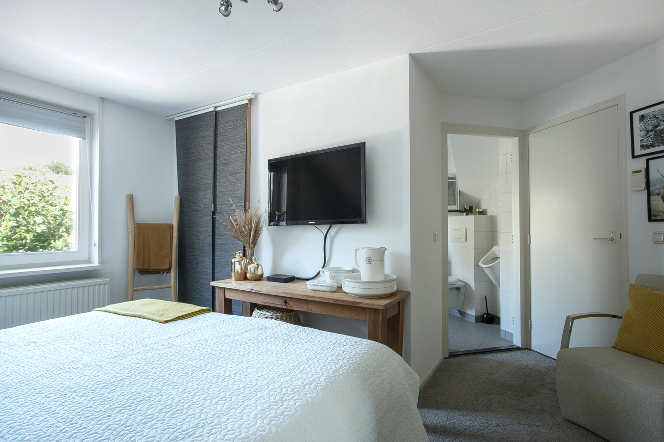 Deze moderne en royale vrijstaande woning staat op een rustige woonlocatie op een mooi hoekperceel. 