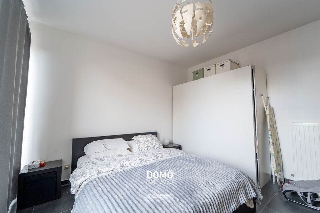 Instapklaar en lichtrijk 2-slaapkamerappartement met zonnig terras en parking in Diepenbeek 