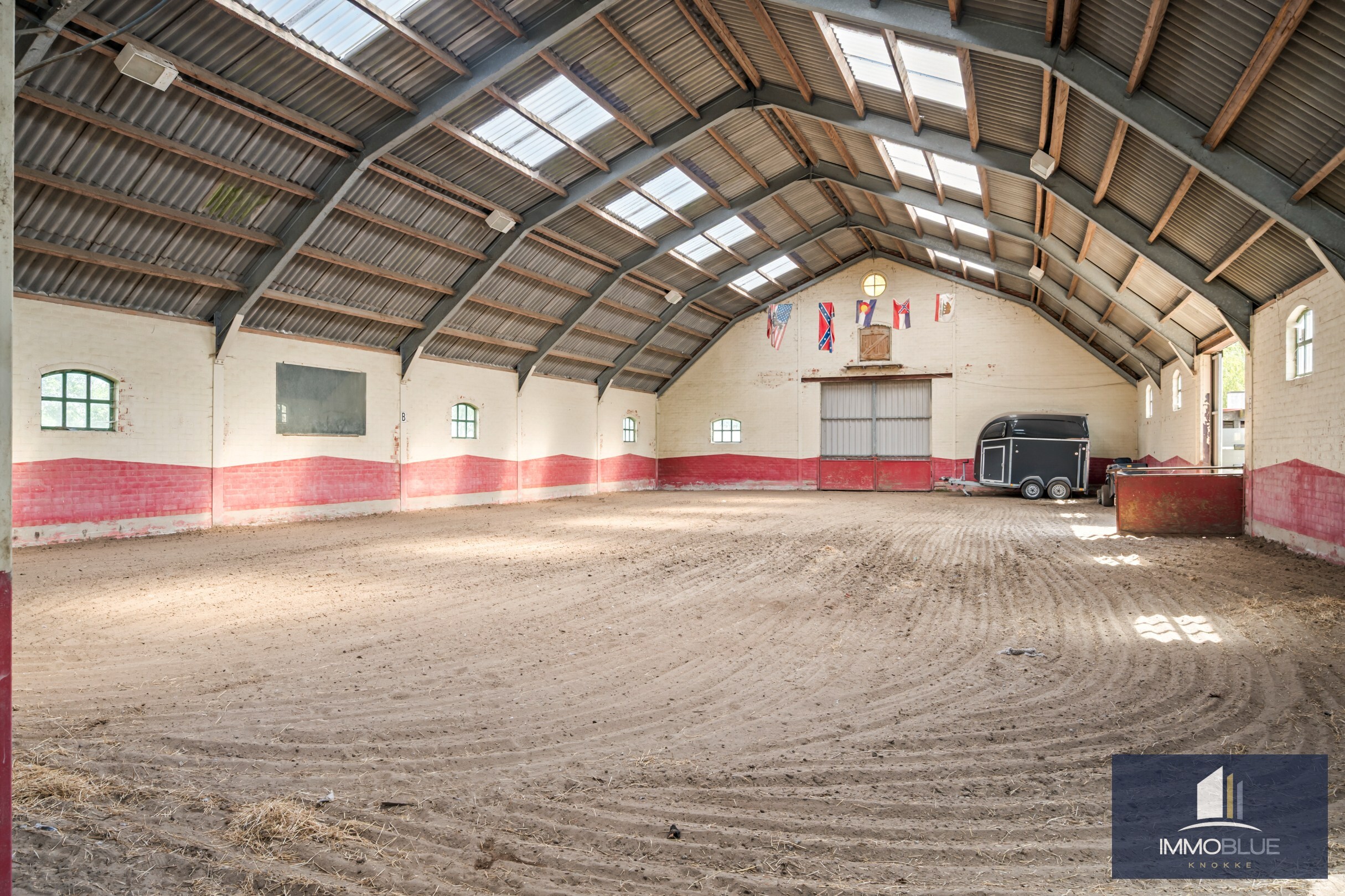 Domaine idylliquement situé avec maison rénovée, espace professionnel et installations équestres étendues. 