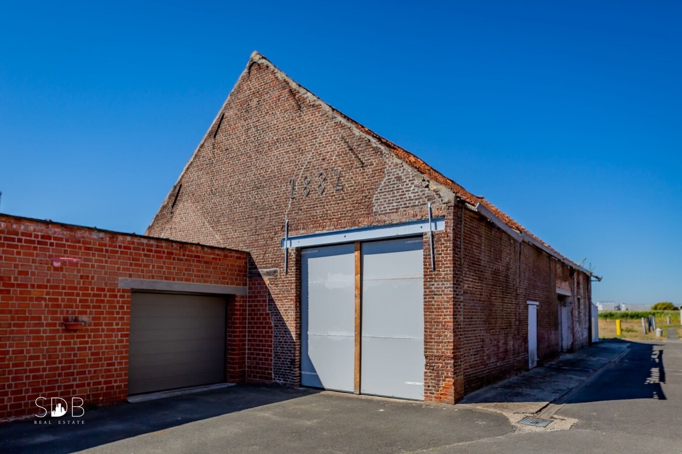 Hedendaagse woning met diverse bijgebouwen op 8.255m² 