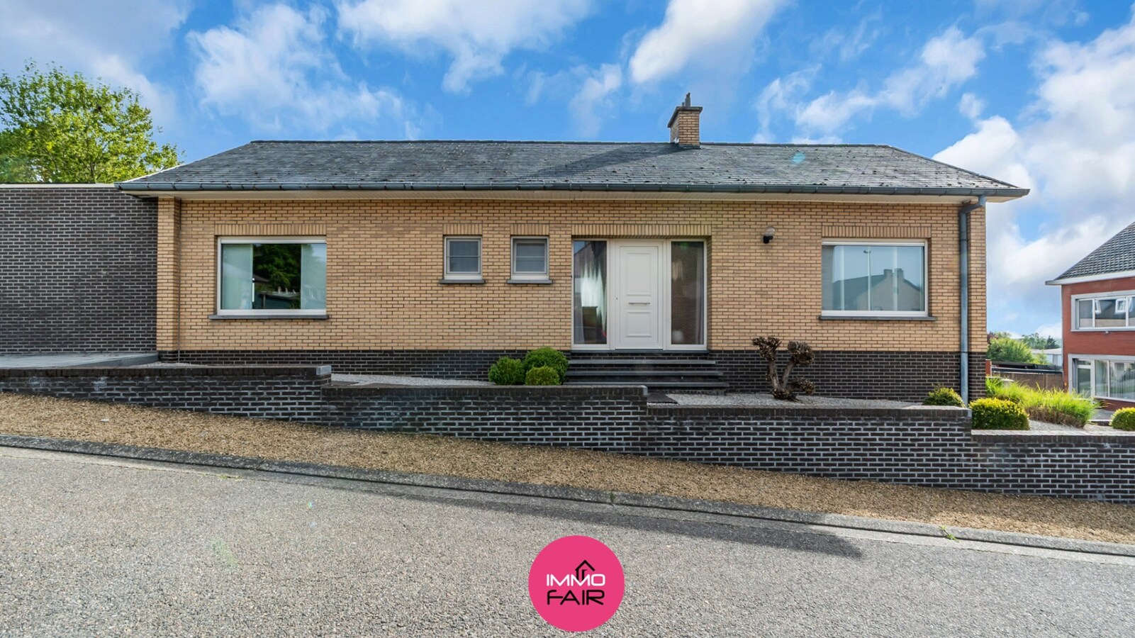 Instapklare bungalow met afzonderlijk garagegebouw 