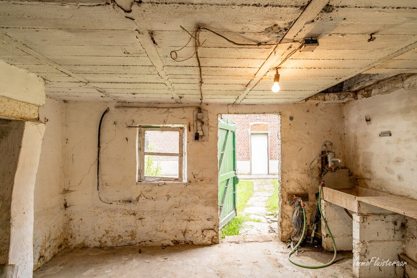 Te renoveren woning met bijgebouw en weiland op ca. 4813 m² 