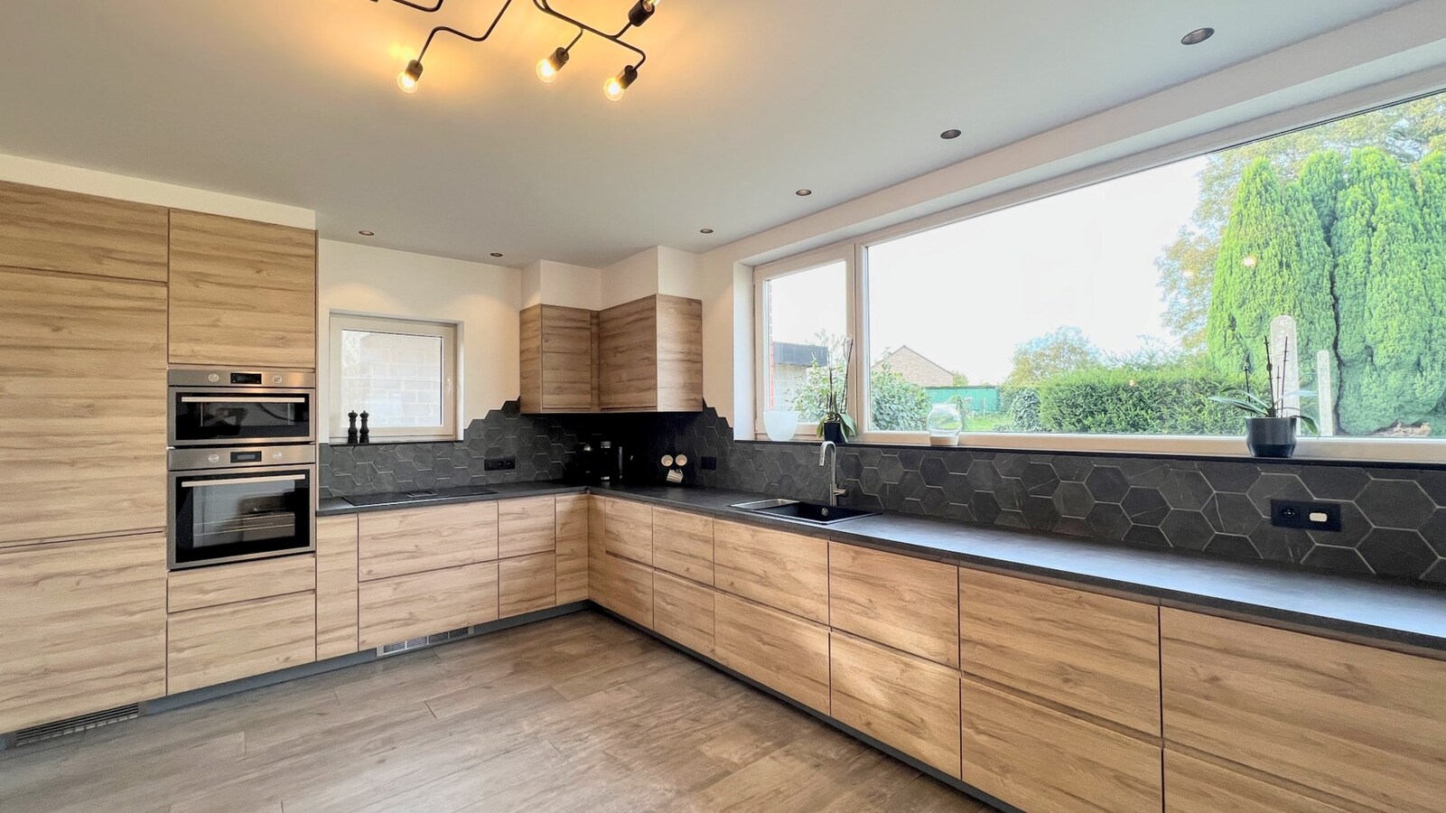 Deels gerenoveerde woning met zonnepanelen op perceel van 3168 m² 