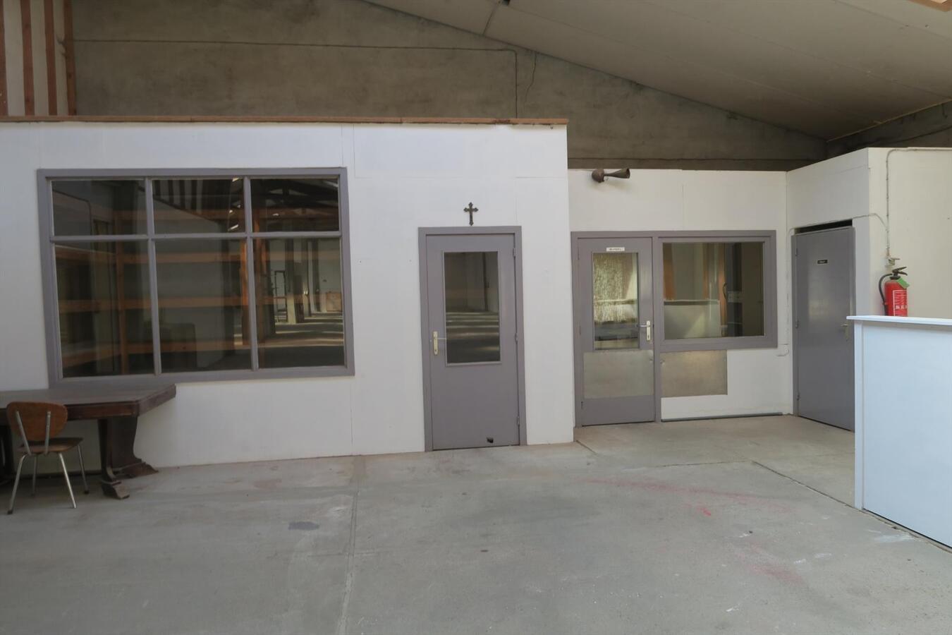 Atelier van 950 m² op verbindingsweg Ieper - Diksmuide 
