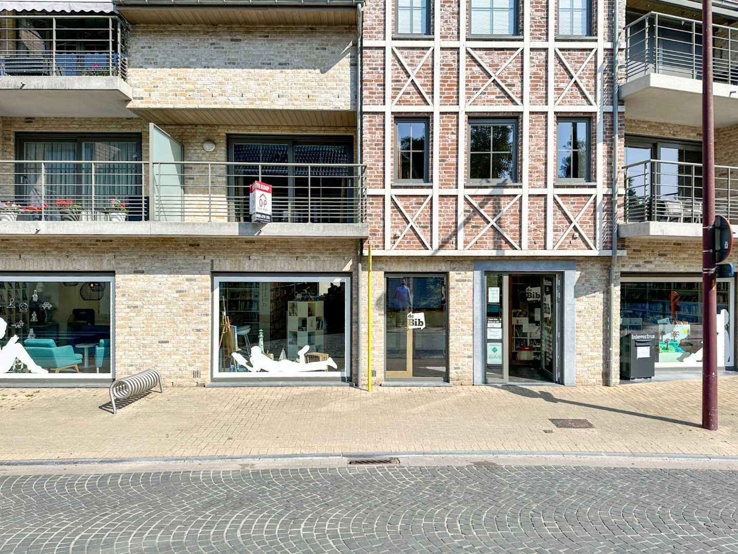 Instapklaar energiezuinig appartement hartje Eernegem, met zonnig terras, topligging. 