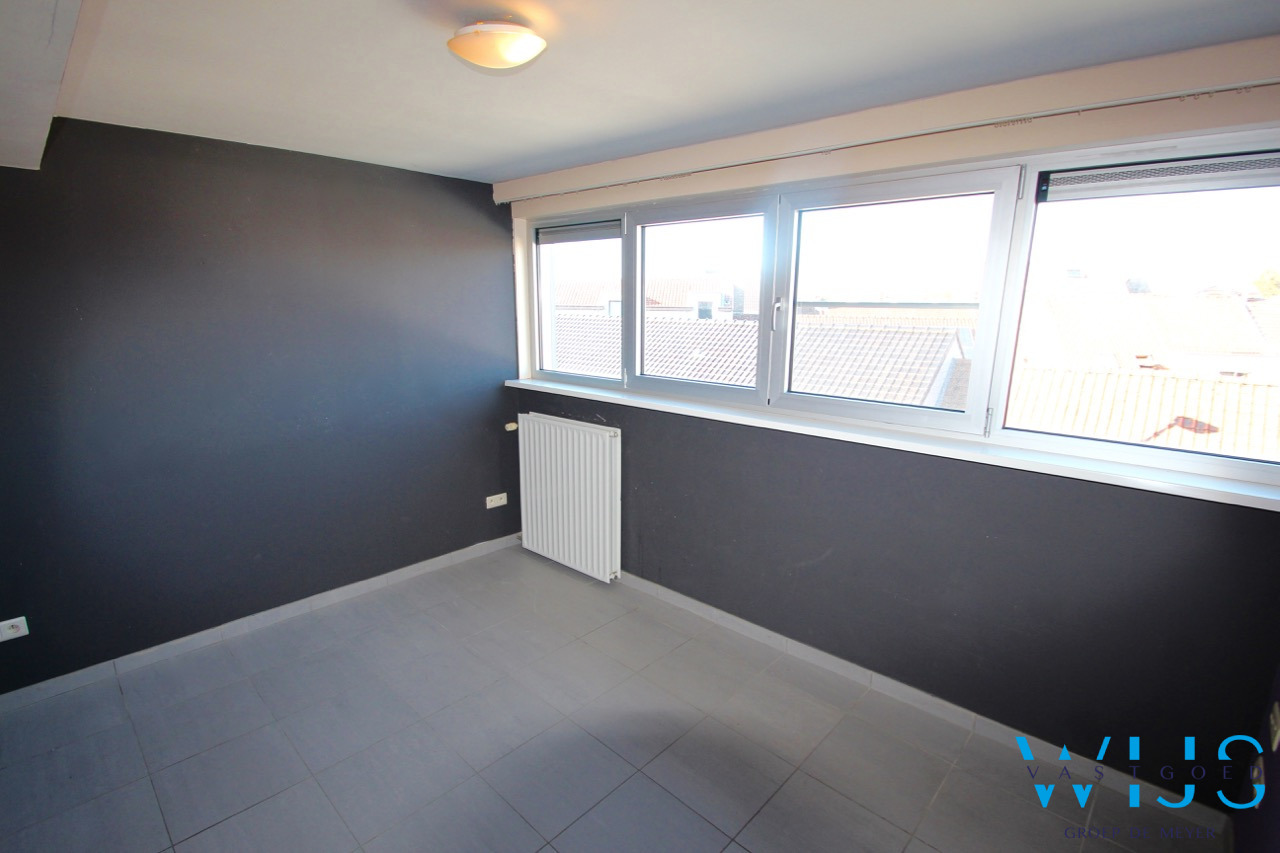 Zeer ruim lichtrijk appartement met 4 slaapkamers ! 