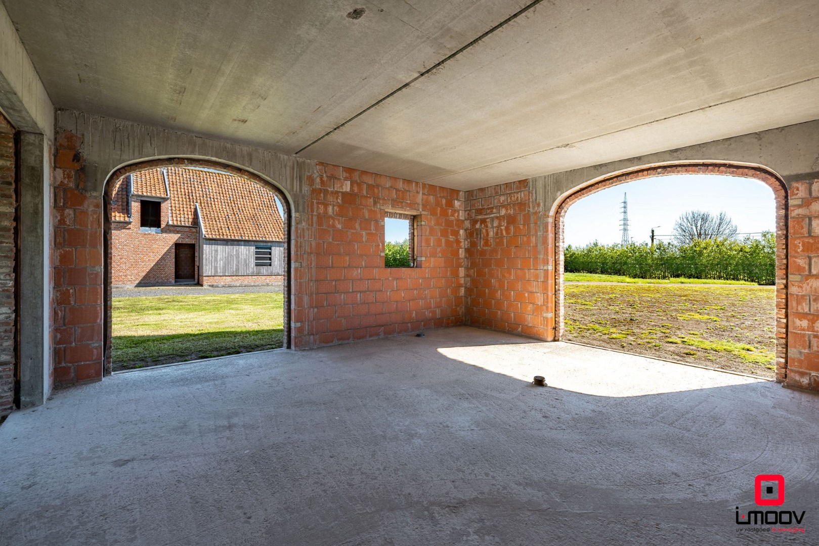 Landelijk gelegen ruwbouwhoeve met bijgebouwen op uitzonderlijk perceel van ca. 9.331 m² 