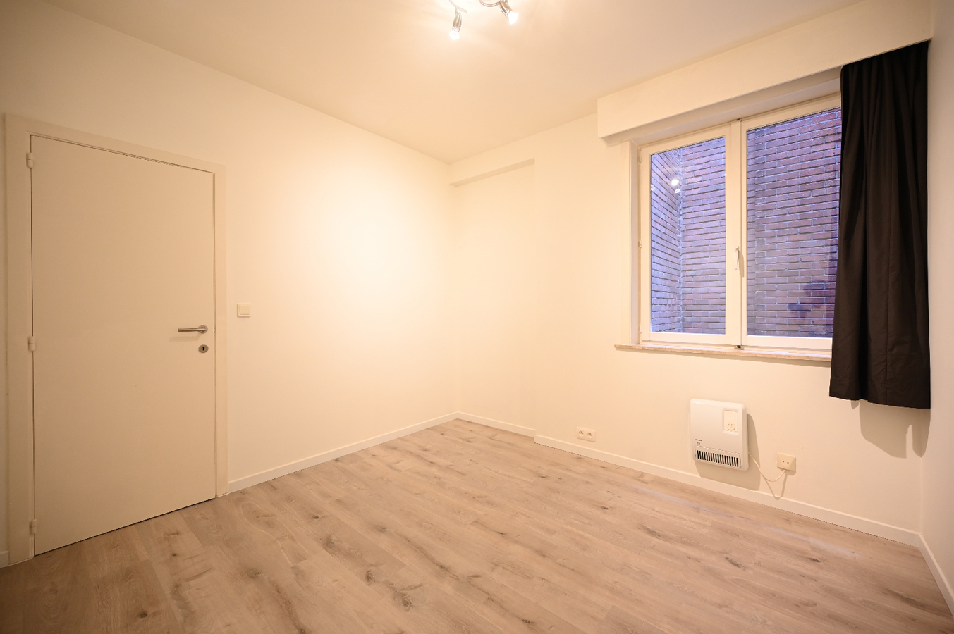 STIJLVOL GERENOVEERD DRIESLAAPKAMERAPPARTEMENT OP CENTRALE LIGGING 