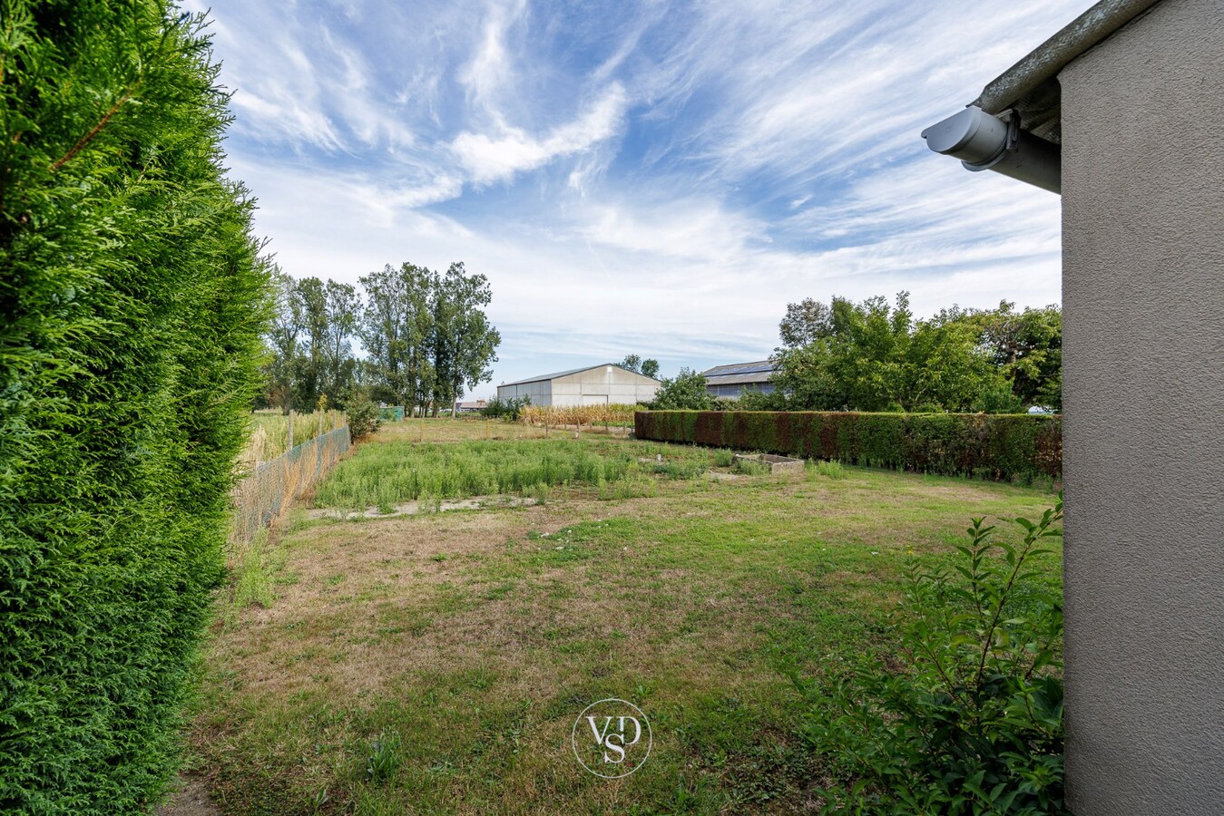 Landelijke woning - te renoveren. 
