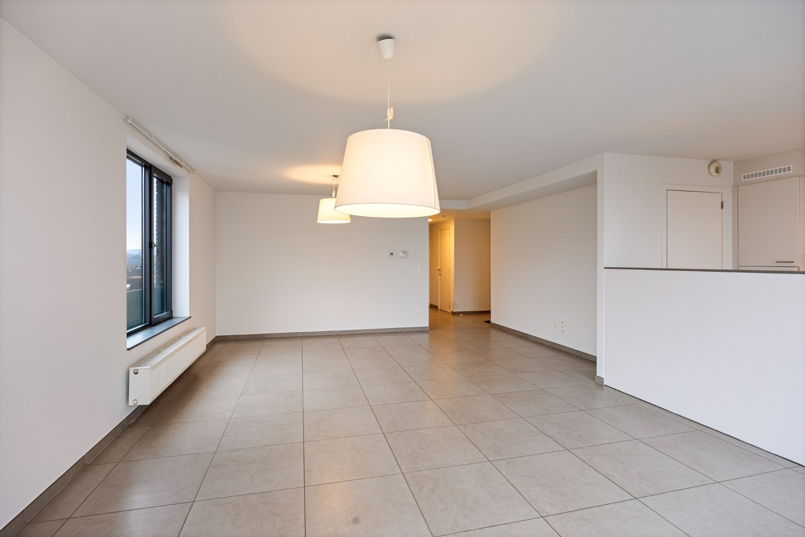 Ruim en lichtrijk appartement met 2 slaapkamers, terras en autostaanplaats vlakbij autostrade - EPC 108 kWh/m² 