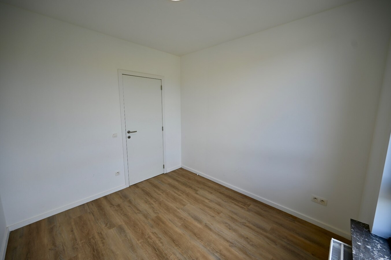 LICHTRIJK INSTAPKLAAR APPARTEMENT MET DUINENZICHT EN GESLOTEN GARAGEBOX 