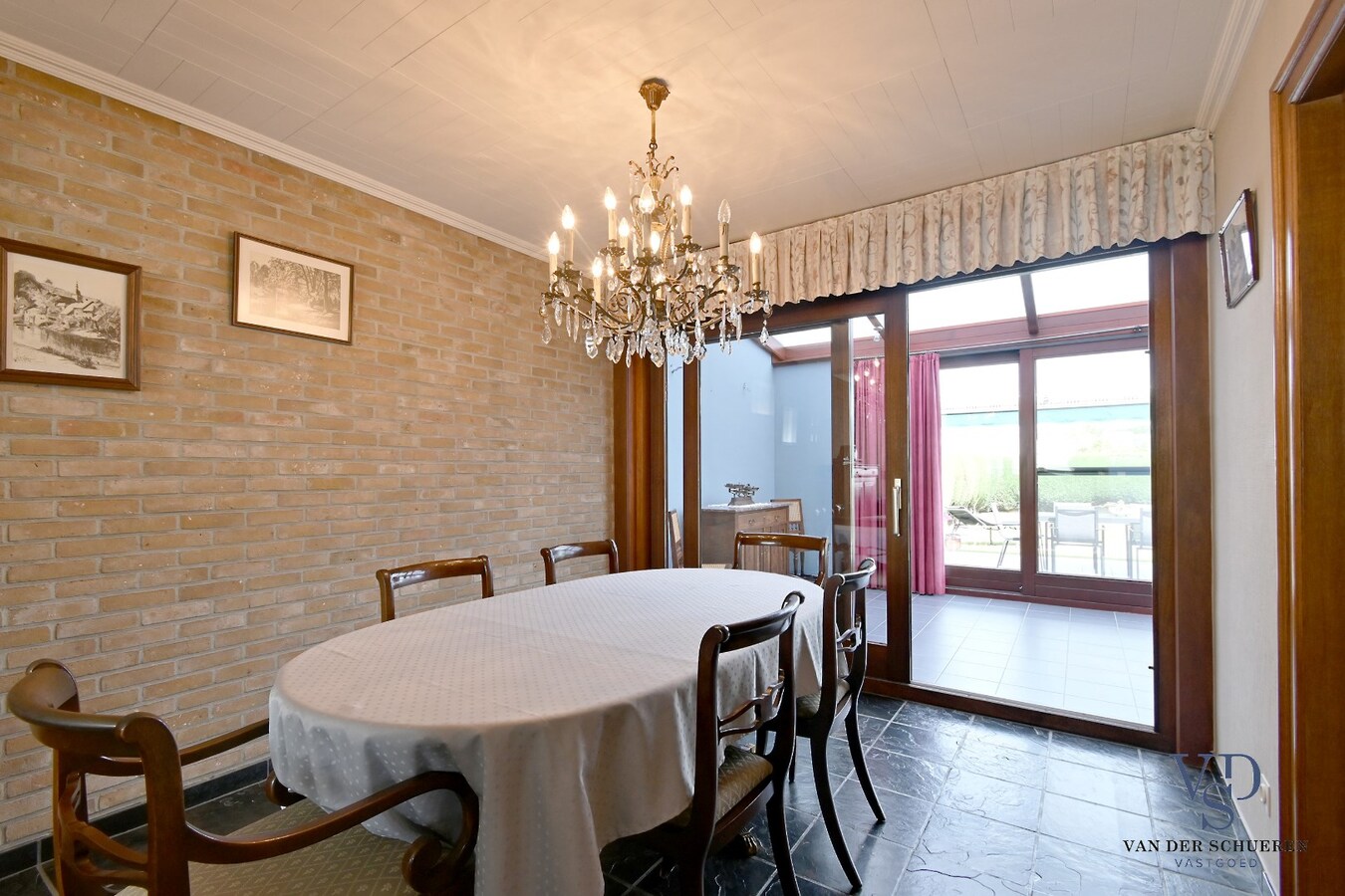 Degelijke, ruime eigendom in rustige residentiële wijk 