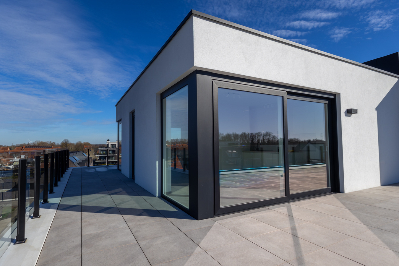 Penthouse (98 m2) te koop in Emelgem met een leefterras van 113 m2. 