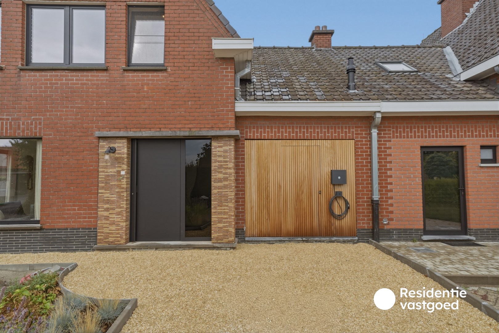 Stijlvolle en energiezuinige halfopen bebouwing met zonnige tuin 