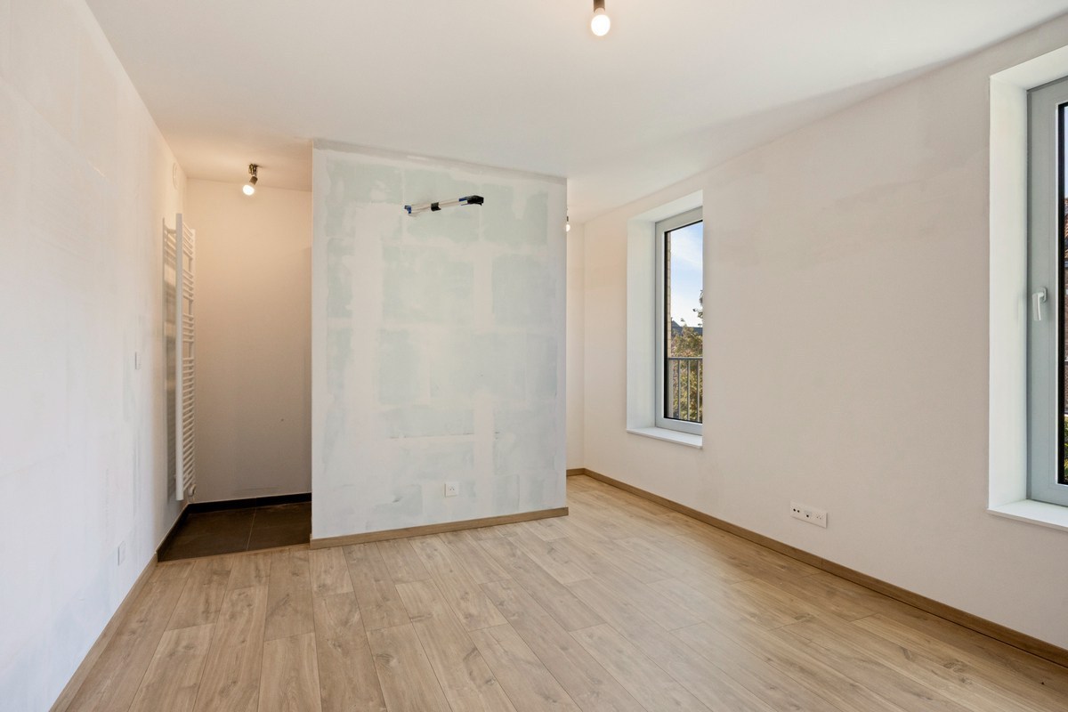 Instapklare woning met zeer goede afwerking, 3 slaapkamers, 3 badkamers, tuin, terras en autostaanplaats in het centrum van Tienen – EPC 27 kWh/m² - bewoonbare opp. 172 m² 