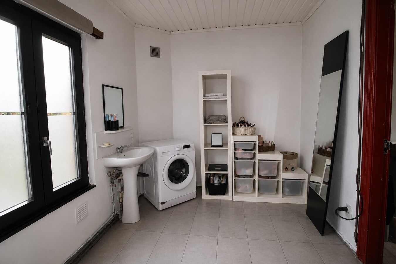 Te renoveren stadswoning met 4 slaapkamers en buitenkoer op centrale ligging in Sint-Niklaas 