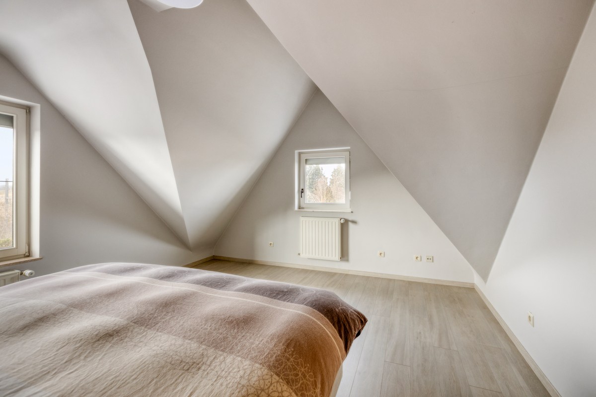 Instapklare villa met 3 slaapkamers, kantoor en garages 