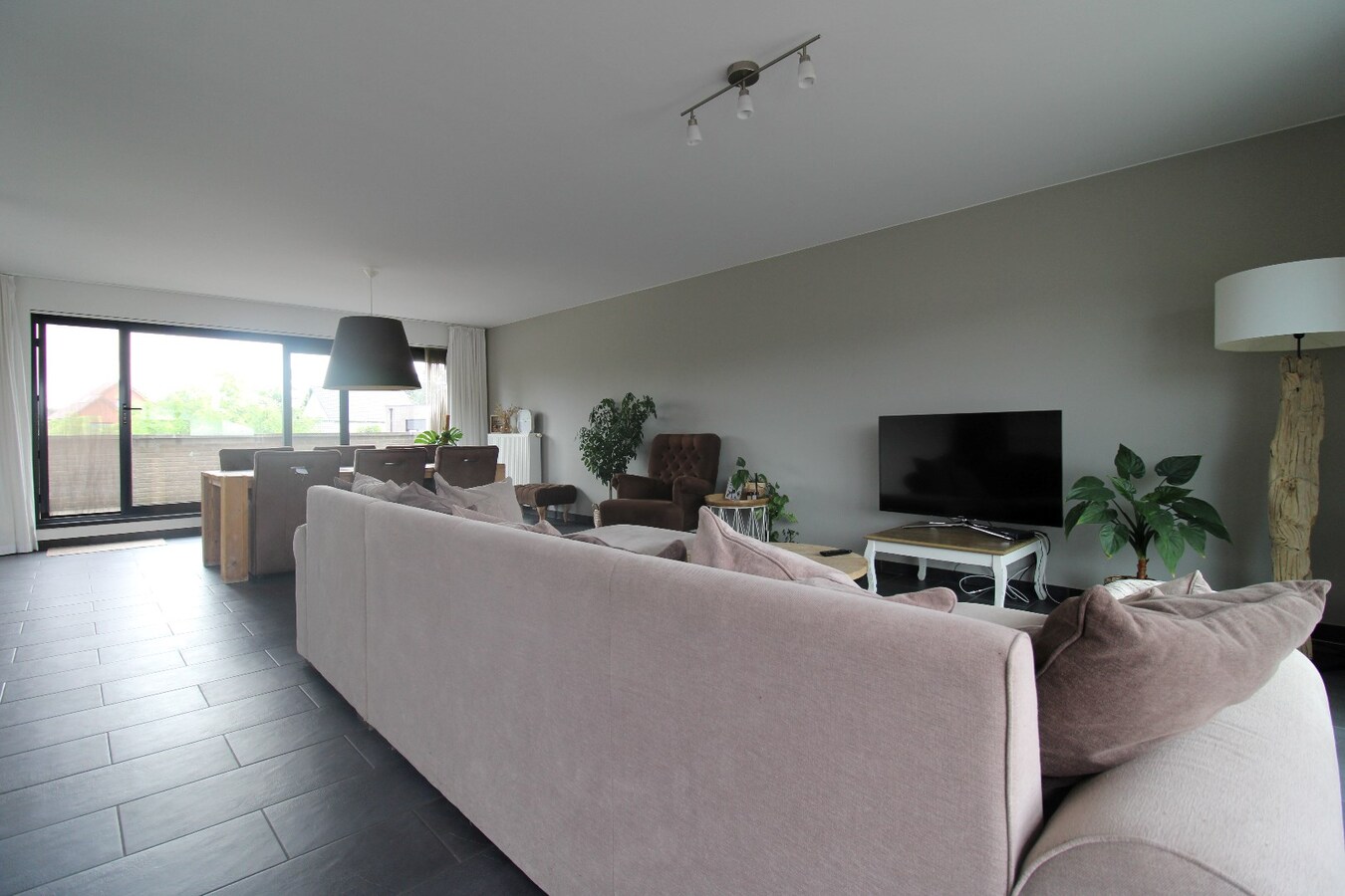 Zeer rustig gelegen ruim appartement met 3 slaapkamers en grote terrassen 