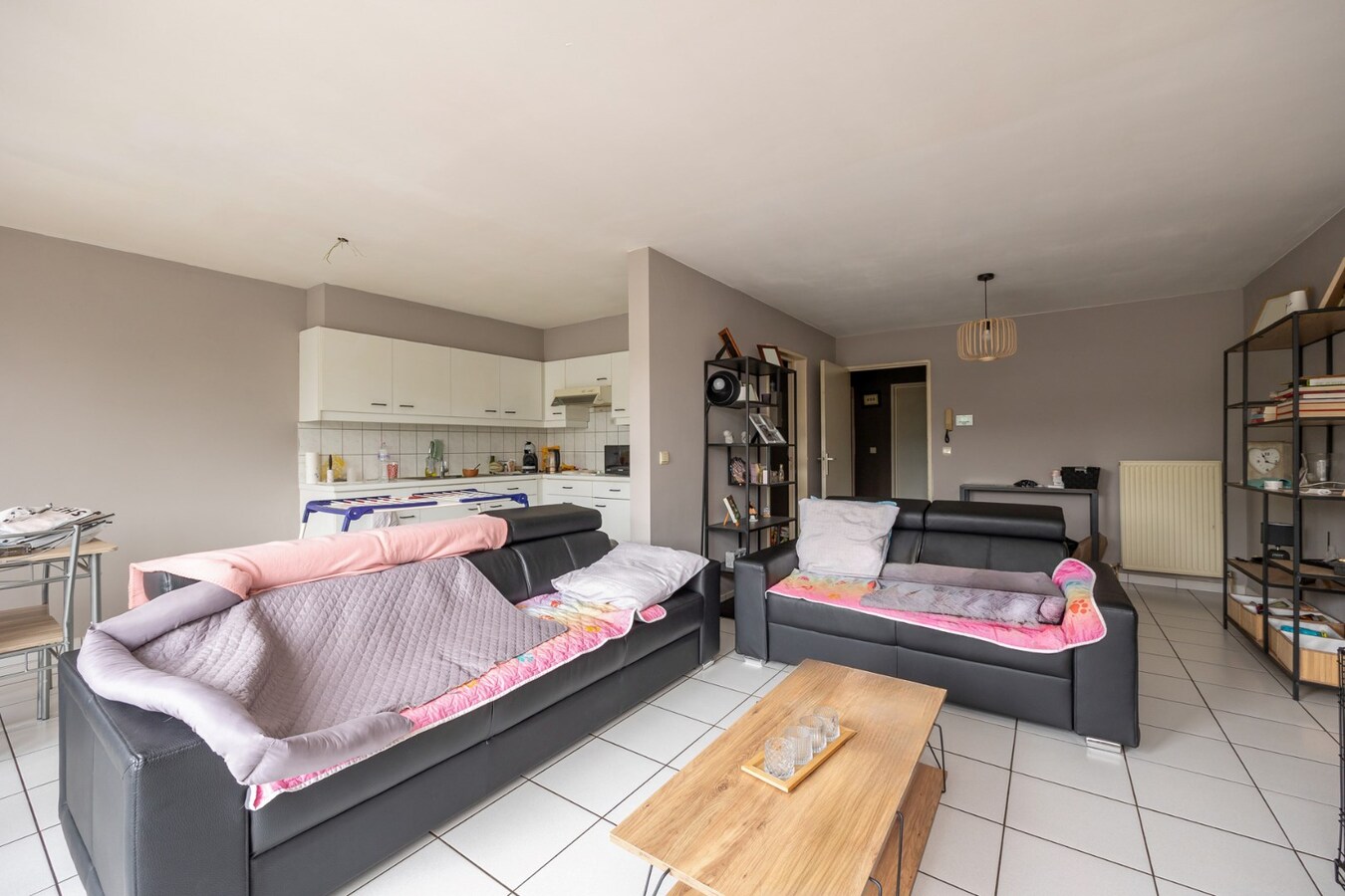 Opbrengsteigendom met 5 appartementen en 3 garages 