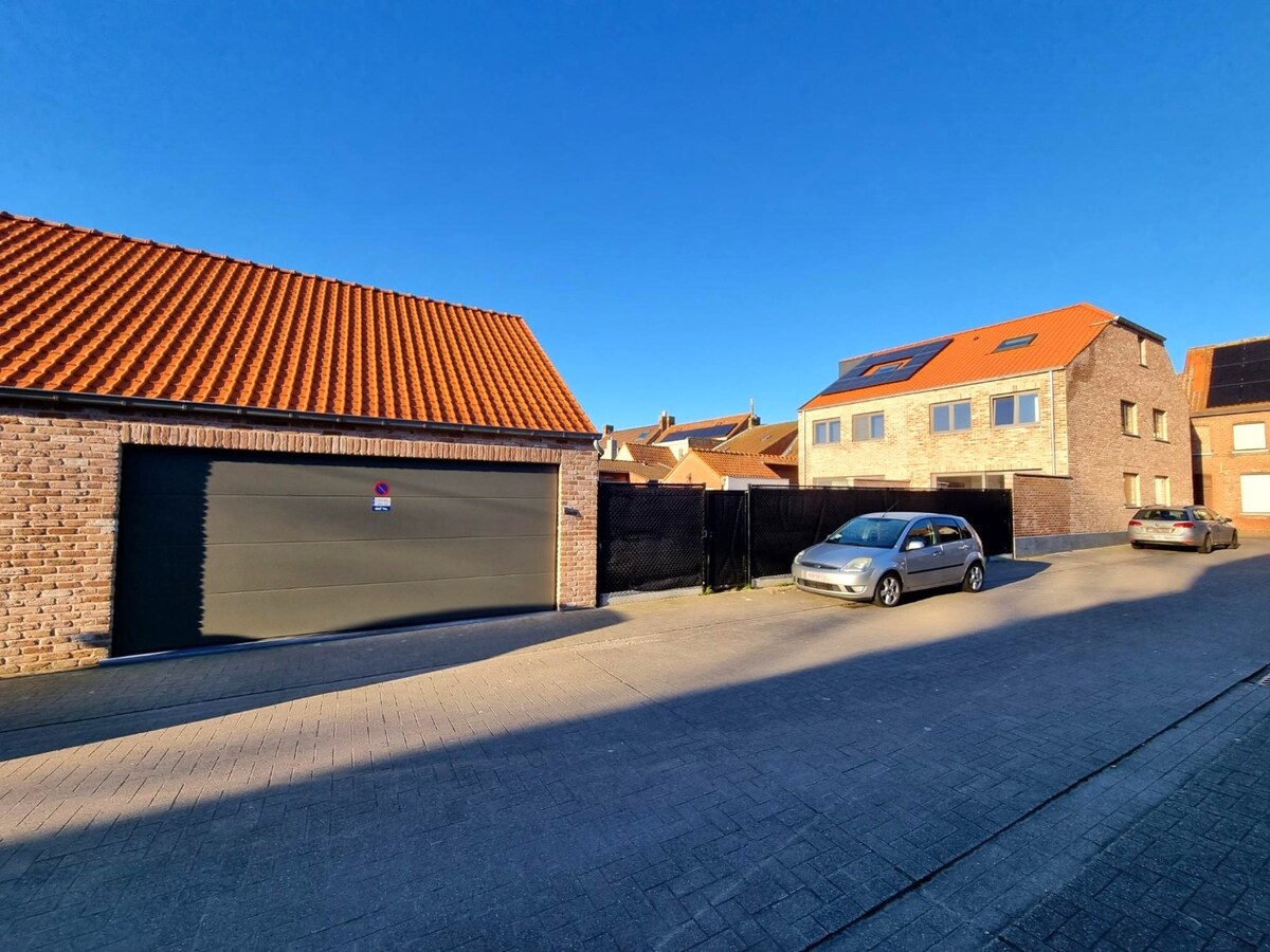 Halfopen nieuwbouwwoning (onder registratierechten!) met dubbele garage te Dudzele 